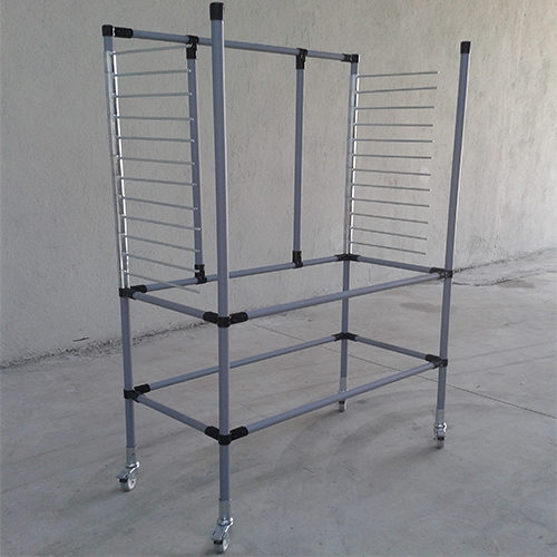 Boruları birleştiren metal bağlantı parçası