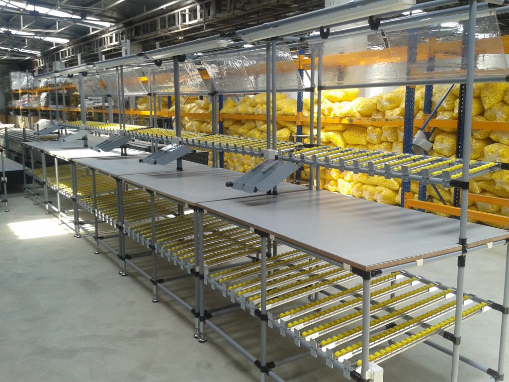 Üretim alanında modüler konveyör ve çalışma masaları